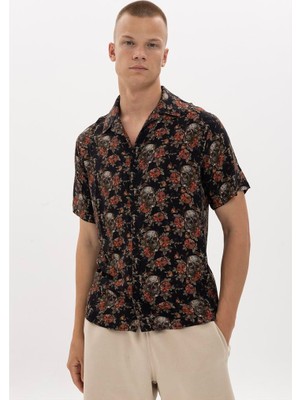 S-Ponder Erkek Kurukafa ve Siyah Çiçekler Desenli %100 Viskon Kısa Kollu Gömlek