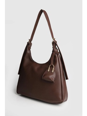 Rivina Navo Kadın Mini Charm Detayli Orta Boy El ve Omuz Çantası Kahverengi