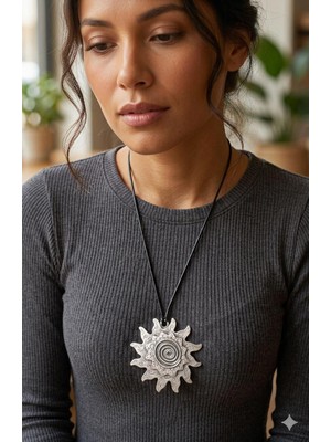 Güneş Detaylı Vintage Otantik Bohem Siyah Ipli Kolye