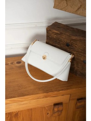 Rivina Beyaz Kadın Kapaklı El ve Omuz Çantası – Gold Detaylı, Şık Model