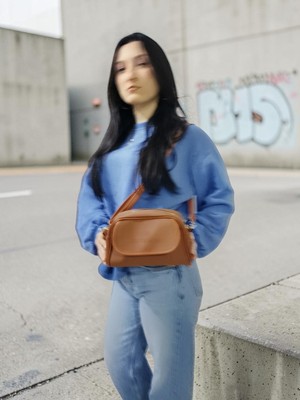 Dilorans Kadın Minimalist Çapraz Askılı Omuz Çantası – Siyah, Taba, Lacivert Renk Seçenekleriyle