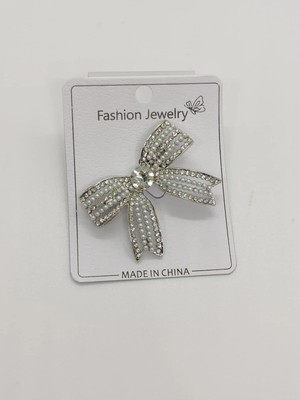 Cadde Dükkanı Kurdele Figürlü Taşlı Silver Renk Broş