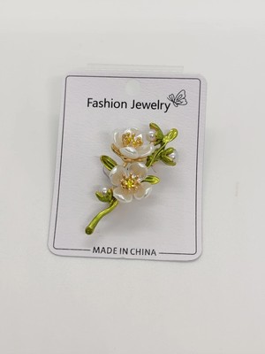 Cadde Dükkanı Beyaz Çiçek Figürlü Yeşil Renkli Broş