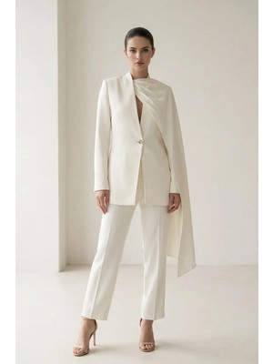 Setre Krem Pelerin Detaylı Kadın Takım Elbise