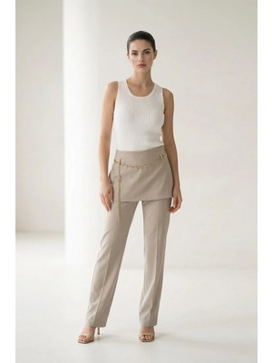 Setre Bej Parça ve Zincir Detaylı Tam Kalıp Pantolon
