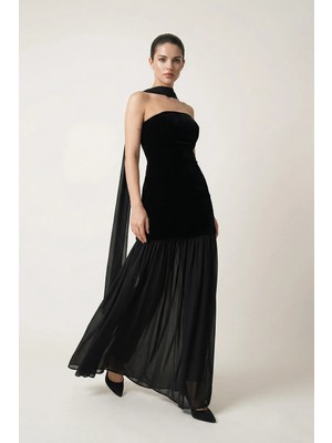 Setre Siyah Straplez Yaka Yırtmaç ve Pilise Detaylı Elbise