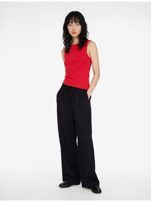 Koton Slim Fit Asimetrik Kesim Kolsuz Kayık Yaka Bluz
