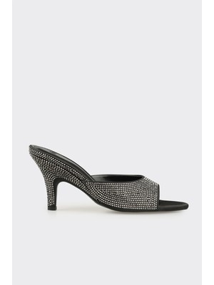 Elle Siyah Kadın Terlik