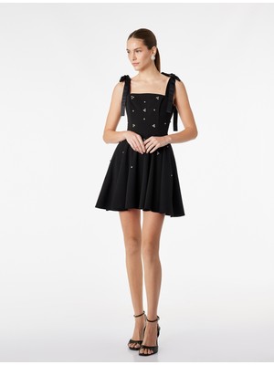 Koton Krep Scuba Kumaş Taş Detaylı Fiyonk Bağlamalı Askılı Mini Kloş Elbise