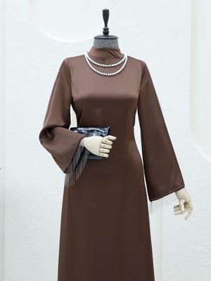 Modamorfo Arkası Bağcıklı Kol Manşeti Zincir Detaylı Elbise -Kahve