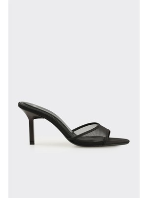 Elle Siyah Kadın Terlik