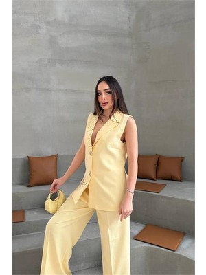 Neşeli Butik Kadın Sarı Taş Işlemeli Gold Düğme Detaylı Kolsuz Blazer Ceket Pantolon Takım NBSTR1030