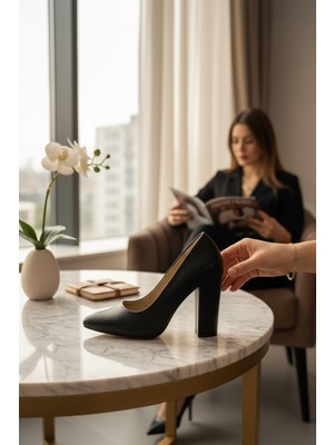 Enoch Kadın Parlak Rugan Sivri Burun Blok Yüksek Topuklu Klasik Ayakkabı