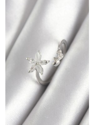 Nuveden Pirinç Gümüş Renk Zirkon Taşlı Çiçek Model Kalp Detay Kadın Yüzük