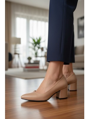 Enoch Kadın Nude Tonlu Badem Burun Kare Form Orta Topuklu Klasik Ayakkabı