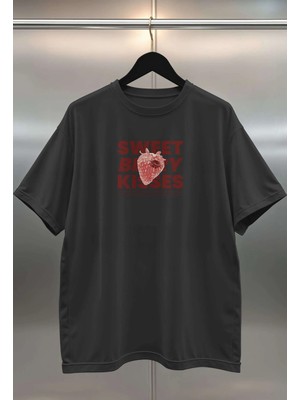 Buzagi Berry Kisses Dijital Baskı Siyah Beyaz Unisex Oversize Tişört