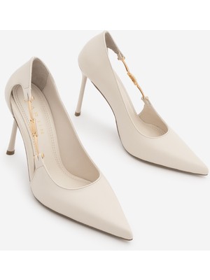 Marjin Kadın Stiletto Sivri Burun Yandan Altın Tokalı Ince Klasik Topuklu Ayakkabı Likose Ekru