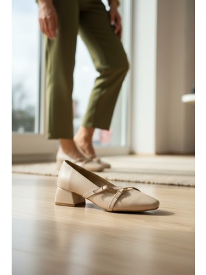 Enoch Kadın Bej Küt Burun Çift Tokalı Bant Detaylı Alçak Blok Topuklu Klasik Ayakkabı