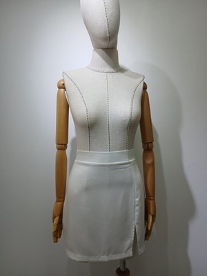 Gizelia Yırtmaç Detaylı Mini Saten Etek - Ekru