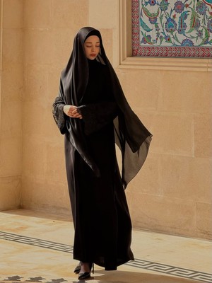 Modaco Mina Ferace: Dubai Krep Fermuarlı & Kuşaklı