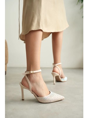 Alfaze Bej Deri Taş Detaylı Bilek Bantlı Ince Topuklu Davet Ayakkabı