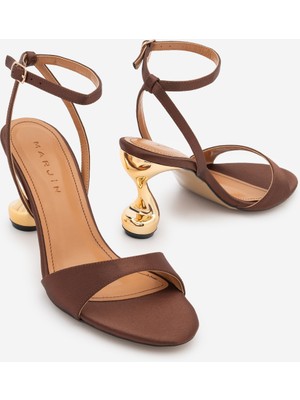 Marjin Kadın Oval Burun Bilekten Bantlı Metalik Altın Ökçe Klasik Topuklu Sandalet Lumera Kahve Saten