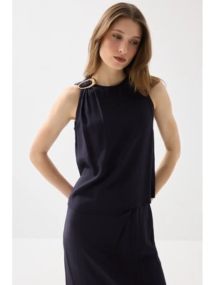 Gusto Aksesuarlı Kolsuz Bluz - Lacivert