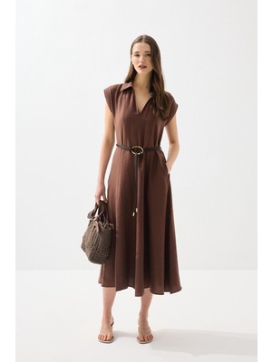 Gusto Yakalı Kemerli Uzun Tencel Elbise - Kahverengi