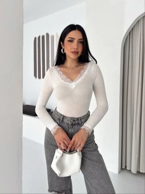 Beruflic Dantel Detaylı V Yaka Arkası V Yaka Kaşmir Dokulu Uzun Kollu Bluz - Beyaz
