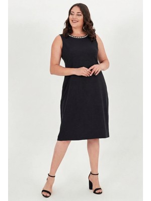 Curvy Trend Büyük Beden Yaka Inci Taş Işlemeli Yuvarlak Yaka Kolsuz Fermuarlı Krep Elbise