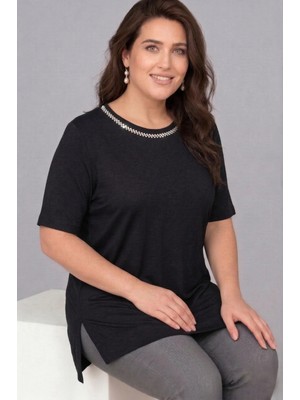 Curvy Trend Büyük Beden Yaka Taş Işlemeli Bisiklet Yaka Kısa Kol Yan Yırtmaçlı Bluz