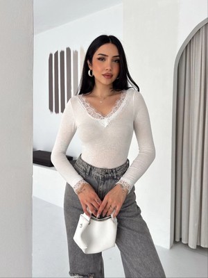 Pileli Store Kadın Dantel Detaylı V Yaka Arkası V Yaka Kaşmir Dokulu Uzun Kollu Bluz - Beyaz