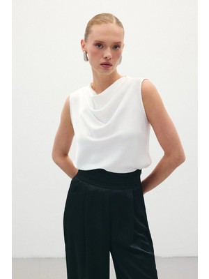Sateen Ekru Degaje Yaka Saten Kadın Bluz – Kolsuz, Sade ve Sofistike Stil