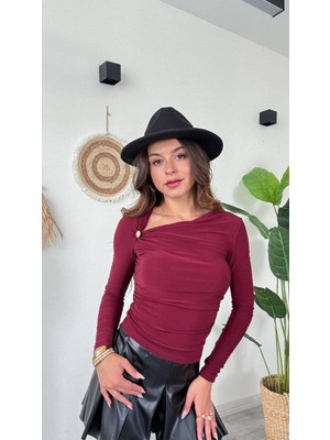 Altın Aksesuar Detaylı Asimetrik Yaka Likralı Bluz-Bordo
