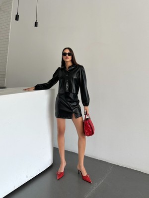 Siyah Deri Dokulu Metal Detaylı Güçlü Takım