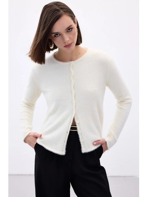 Ekru Düğmeli Sakallı Dokulu Kadın Triko Hırka – Yumuşak Dokulu, Şık ve Zamansız