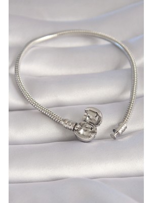 Oska Global Pirinç Gümüş Renk Işleme Detay Charm Model Kadın Bileklik - Lisinya