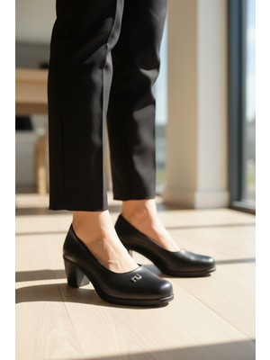 Enoch Kadın Siyah Tekstüre Deri Yan Metal Logolu Orta Kalın Topuklu Klasik Ayakkabı