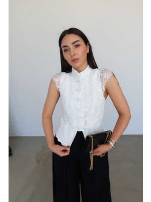 Özge Özgenç Güpür ve Dantel Işlemeli Yelek
