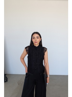 Özge Özgenç Güpür ve Dantel Işlemeli Yelek