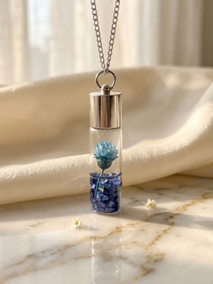 Meneva Aksesuar Cam Şişe Içinde Kurutulmuş Mavi Çiçekli Kristal Kolye