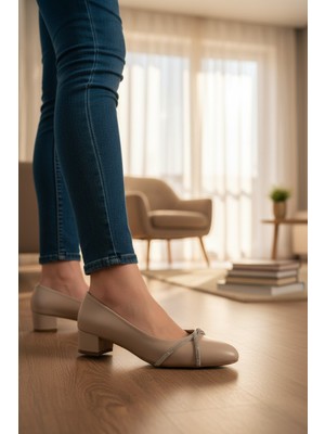 Enoch Büyük Numara Kadın Bej Badem Burun Kristal Taş Şeritli Alçak Blok Topuklu Klasik Ayakkabı