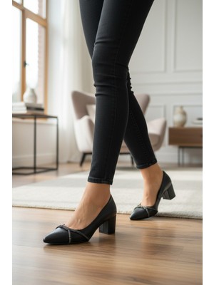 Enoch Büyük Numara Kadın Sivri Burun Çapraz Kristal Şeritli Orta Blok Topuklu Klasik Ayakkabı