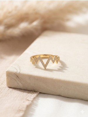 Triya Wear Studio Zarif Zikzak Detaylı Taşlı Çelik Altın Yüzük