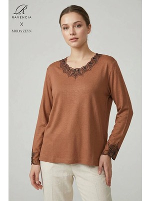 Ravencia Kadın Dantelli Yaka ve Kol Nakış Işlemeli Taşlı Yırtmaçlı Likralı Anne Penye Bluz