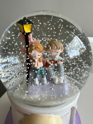 PremiumPort Işıklı Müzikli Püskürtmeli Kar Küresi, Merdivende Oturan Çocuklar, Büyük Boy