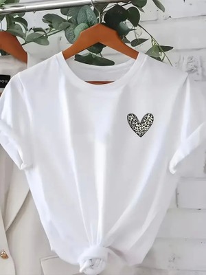 Modi Green Baskılı Kadın Kadınlar Için Şık Leopar Kalp Günlük - Büyük Beden, Makinede Yıkanabilir, Sevgililer Günü - Günlük Kıyafetler Için Mükemmel- Beyaz Tişört