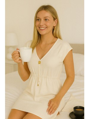 Modi Green Kadın Zarif Duruş Beyaz Yanları Yırtmaçlı Tokalı V Yaka Mini Plaj Si Elbise