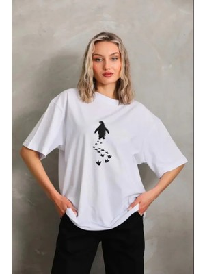 Modi Green Kadın Salaş Stil Beyaz Nihilist Penguen Temalı Oversize Bisiklet Yaka Tişört