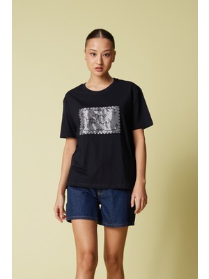 Nisan Triko Organze Nakış Detaylı T-Shırt